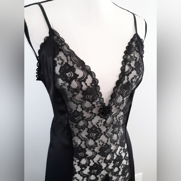 VTG Fantasy Plunge Lace Maxi Gown - Picture 2 of 7